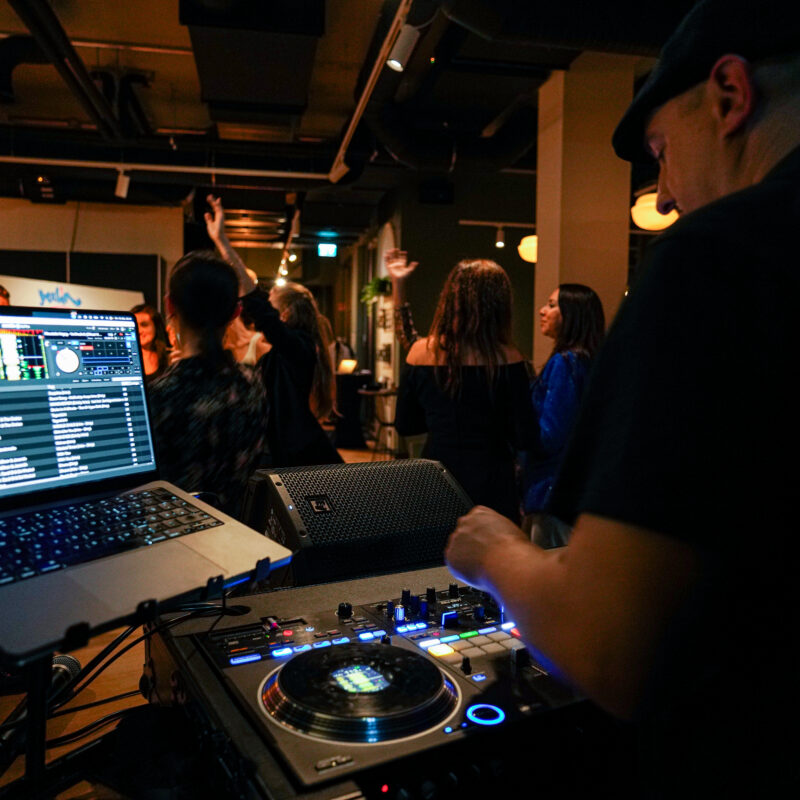 Tanzfläche mit DJ | Lores