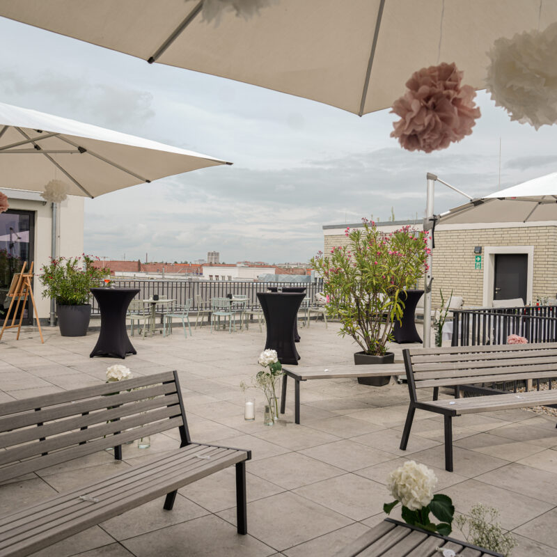 Koko & Lores | Freie Trauung auf der Dachterrasse | Seating + Empfang